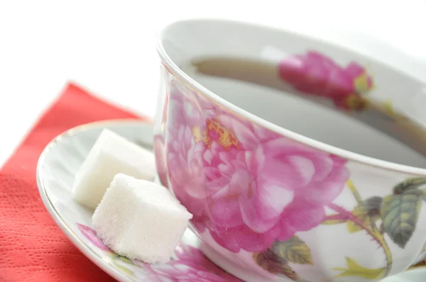 Чашка чая и сахара в изоляции на белом фоне — стоковое фото