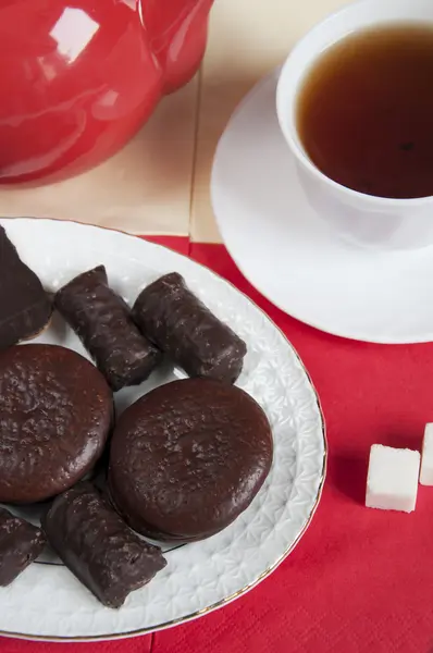 紅茶、ビスケット、ケーキ、チョコレートのお菓子 — ストック写真