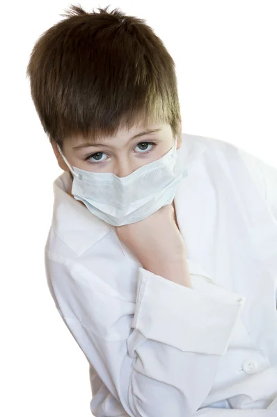 Ritratto di un ragazzo in vestaglia bianca e maschera isolamento medico — Foto Stock