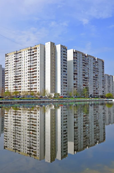 Edifício de apartamentos residenciais e reflexão — Fotografia de Stock
