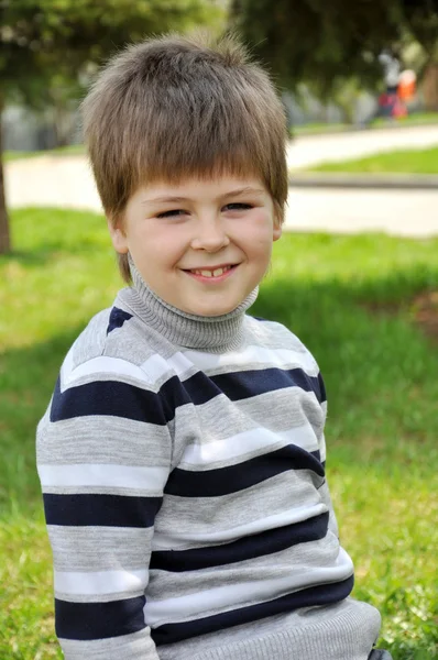 Retrato de um menino no parque — Fotografia de Stock