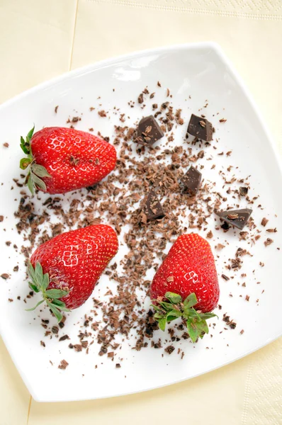 Fresh strawberries and chocolate pieces — Stock Photo, Image