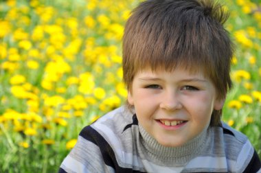 Çocuk dandelions içinde yer alır.