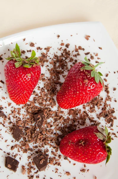 stock image Fresh strawberries and chocolate pieces