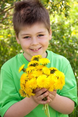 bir çocuk dandelions bir buket