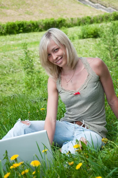 En flicka student med en laptop i parken — Stockfoto