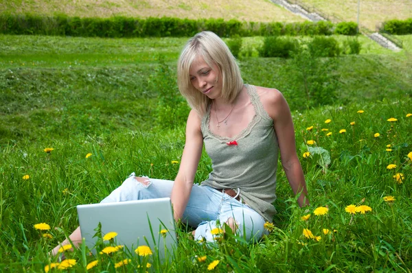Una estudiante con un portátil en el parque — Foto de Stock
