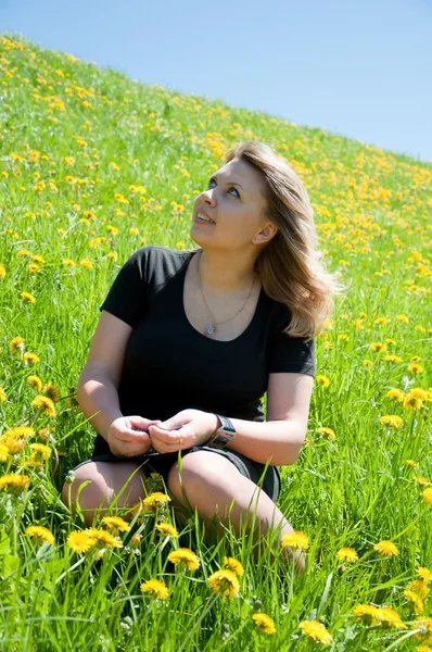 Портрет молодої дівчини на газоні — стокове фото