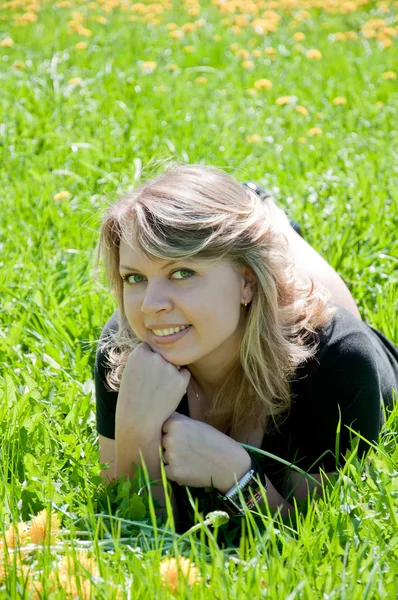 Retrato de uma jovem no gramado — Fotografia de Stock