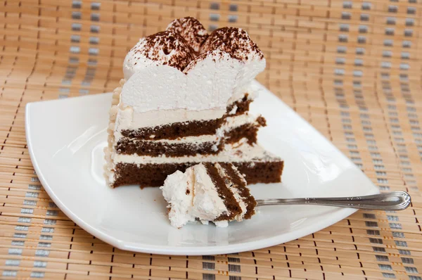 Un pedazo de pastel de chocolate con crema — Stok fotoğraf