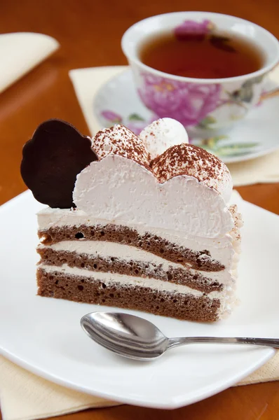 Thé et une tranche de gâteau à la crème — Photo