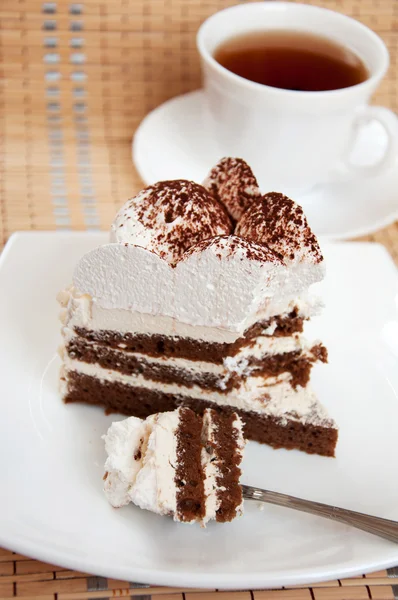 茶とクリームのケーキのスライス — ストック写真
