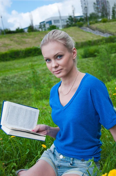 Una studentessa con un libro nel parco — Foto Stock