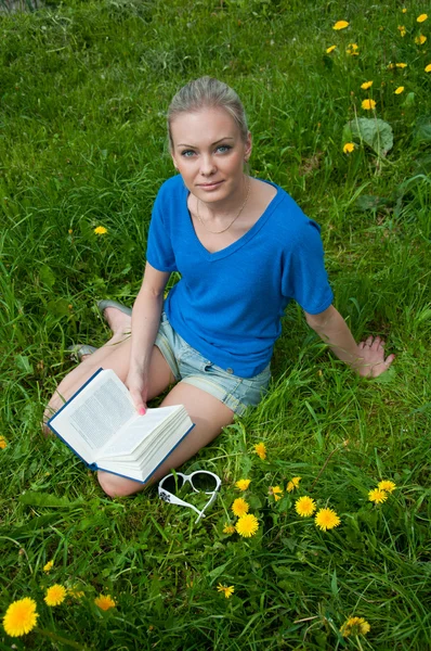 Una studentessa con un libro nel parco — Foto Stock