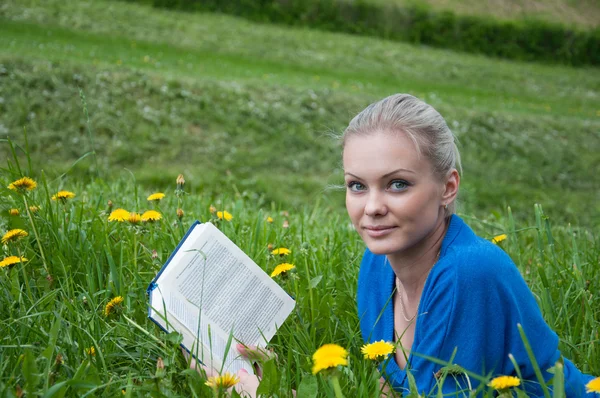 Uma estudante com um livro no parque — Fotografia de Stock