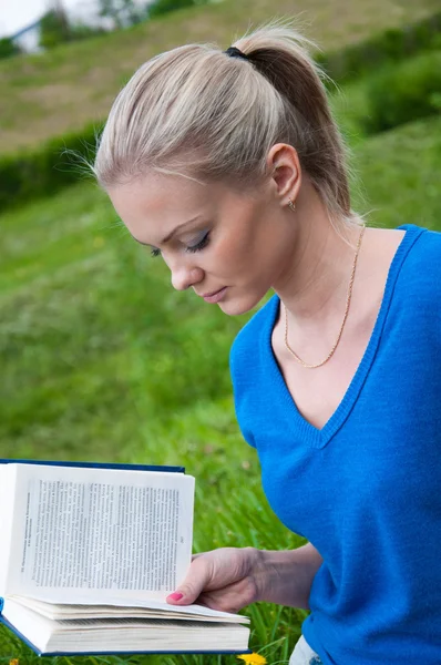 Φοιτητής κορίτσι με ένα βιβλίο στο πάρκο — Φωτογραφία Αρχείου