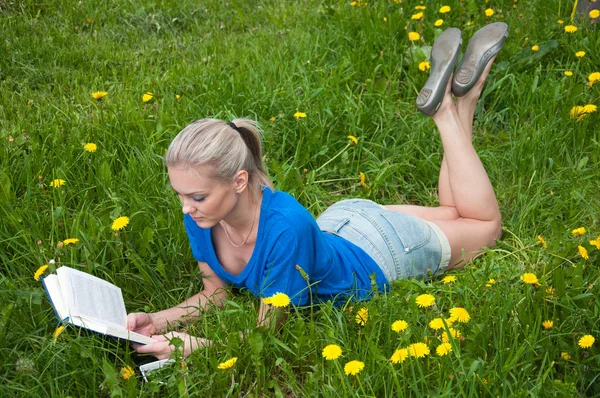 A lány diák egy könyvet a parkban — Stock Fotó
