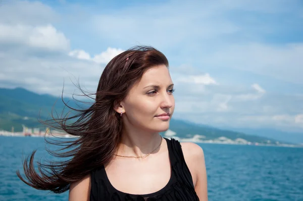Krásná mladá žena na jachtě na moři — Stock fotografie