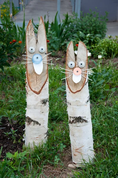 Landschaftsplanung - Kaninchen gemacht? ? aus Birkenstämmen — Stockfoto