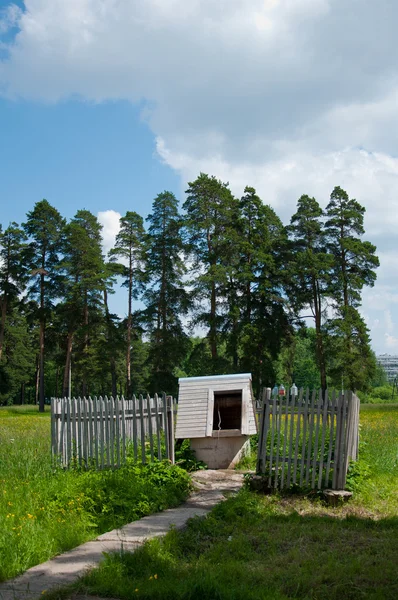 Dorfbrunnen aus Holz mit Zaun — Stockfoto