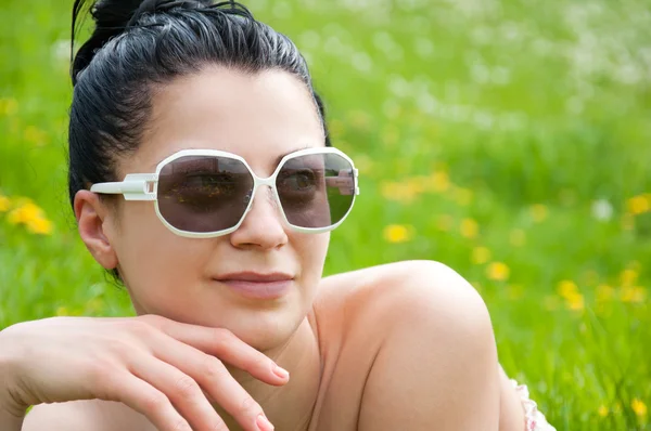 Retrato de uma jovem em óculos de sol — Fotografia de Stock