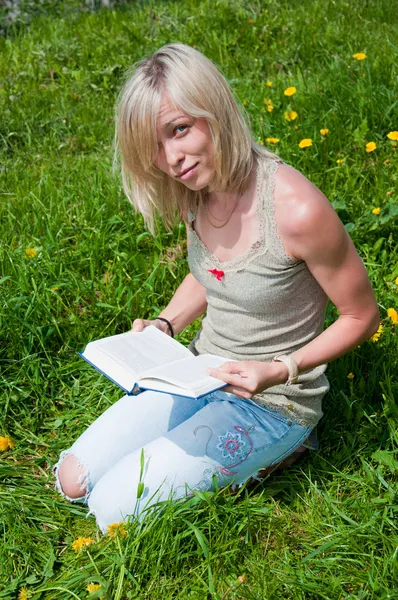 A lány diák egy könyvet a parkban — Stock Fotó