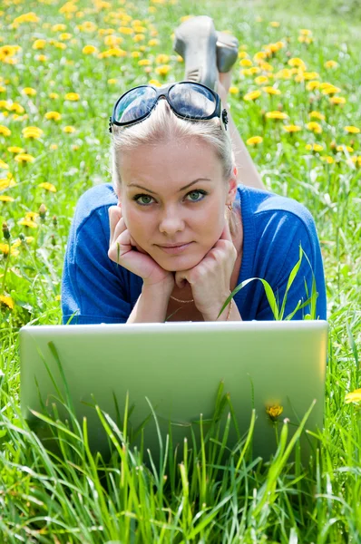 Una estudiante con un portátil en el parque — Foto de Stock