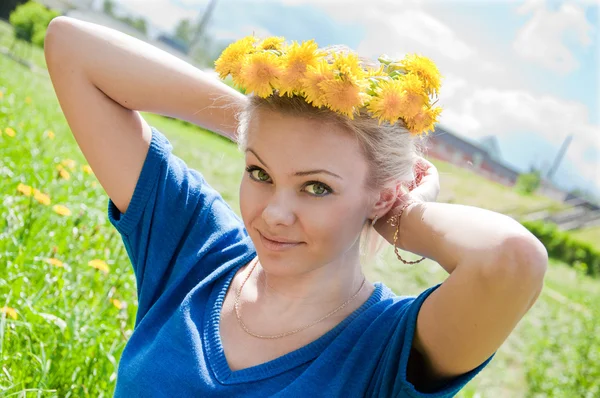 タンポポの花輪を持つ美しい女の子 — ストック写真