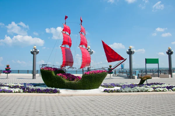 Schiff mit scharlachroten Segeln - Gemüseskulptur lizenzfreie Stockbilder