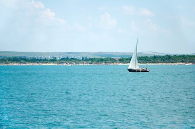 yelkenli ile deniz manzarası. Karadeniz