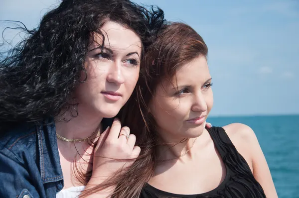 Дві молоді жінки проти моря — стокове фото