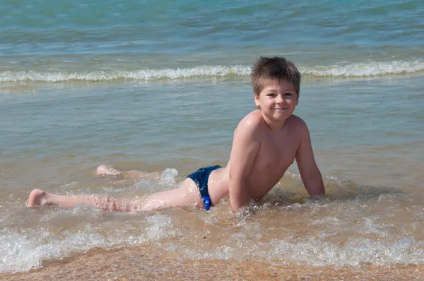 Bir çocuk denizde yüzüyor — Stok fotoğraf