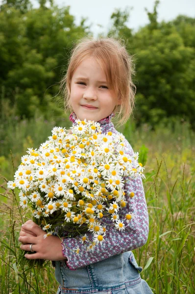 Meisje met een boeket van madeliefjes-veld — Stockfoto