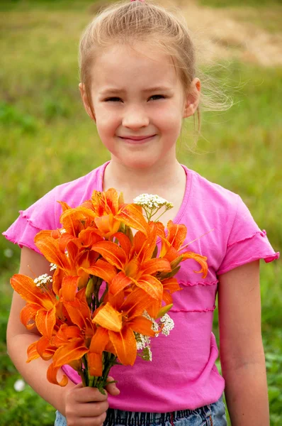 オレンジ色のユリの花束を持つ少女 — ストック写真