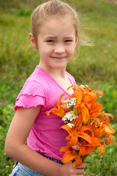 一束橙色百合的女孩 — 图库照片