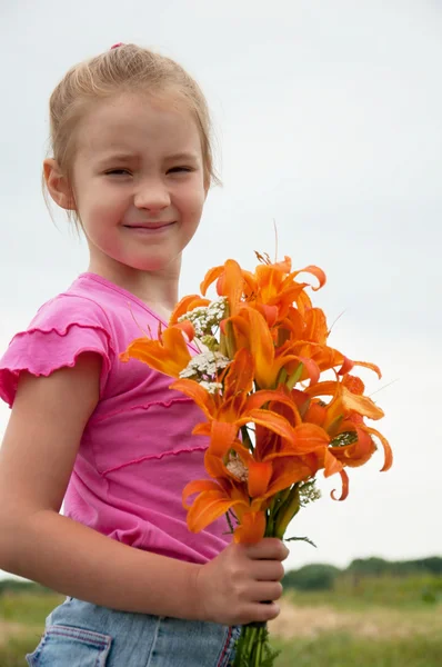 Fille avec un bouquet de lis orange — Photo