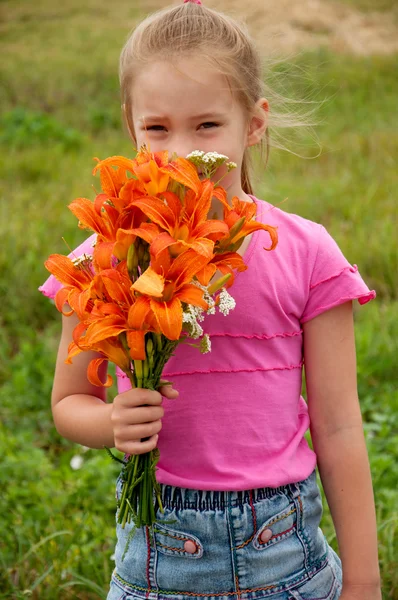 Mädchen mit einem Strauß Orangenlilien — Stockfoto