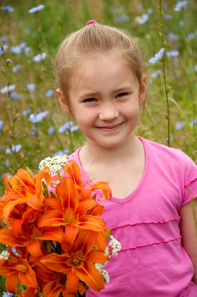 Κορίτσι με ένα μπουκέτο από κρίνα πορτοκαλί — Φωτογραφία Αρχείου