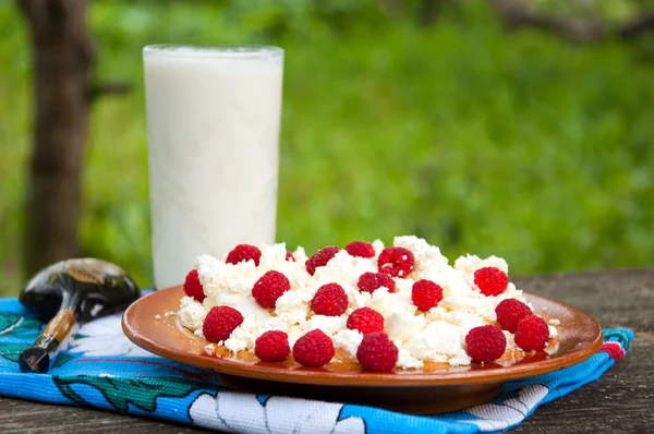 Curd with raspberries and a glass of milk — Stock Photo, Image
