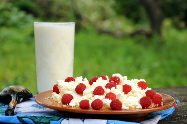 Curd with raspberries and a glass of milk — Stock Photo, Image