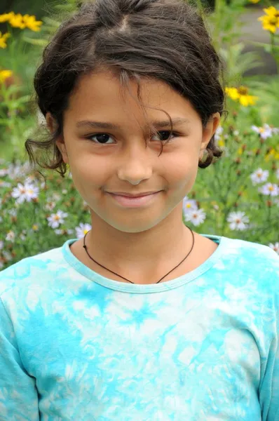 पार्श्वभूमी रंगावर एक सुंदर मुलगी पोर्ट्रेट — स्टॉक फोटो, इमेज