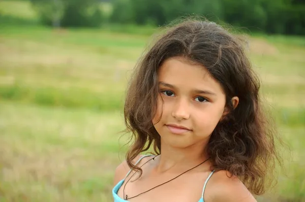Retrato de uma menina bonita com cabelo comprido — Fotografia de Stock