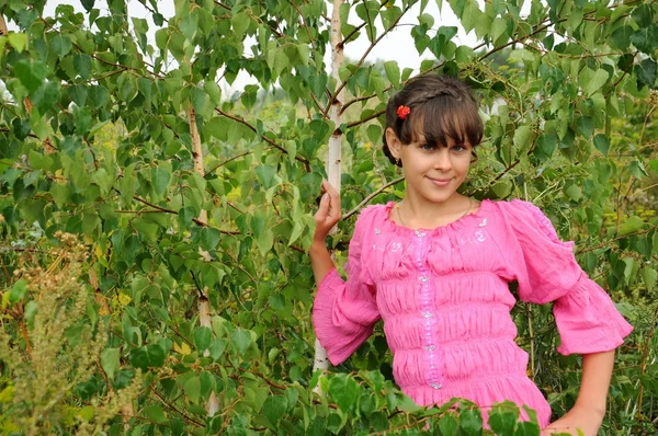 Russisch meisje staat in de buurt van de berk — Stockfoto