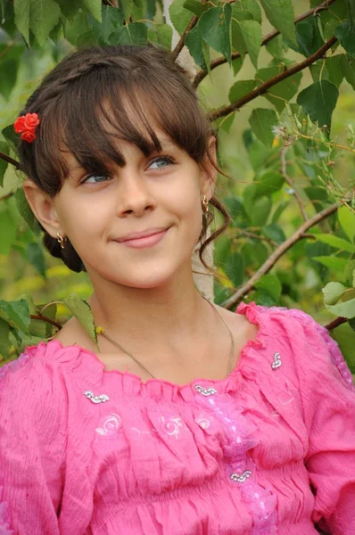 Rosyjski dziewczyna stoi w pobliżu brzoza — Zdjęcie stockowe