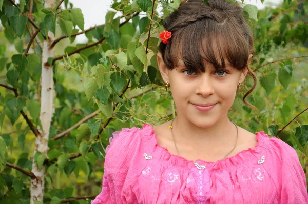 Rosyjski dziewczyna stoi w pobliżu brzoza — Zdjęcie stockowe