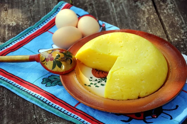 Huisgemaakte kaas op een plaat — Stockfoto