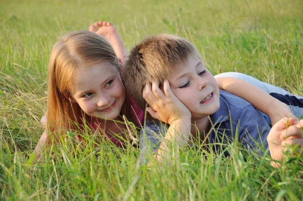 소년과 소녀는 풀밭에서 쉬고 — 스톡 사진