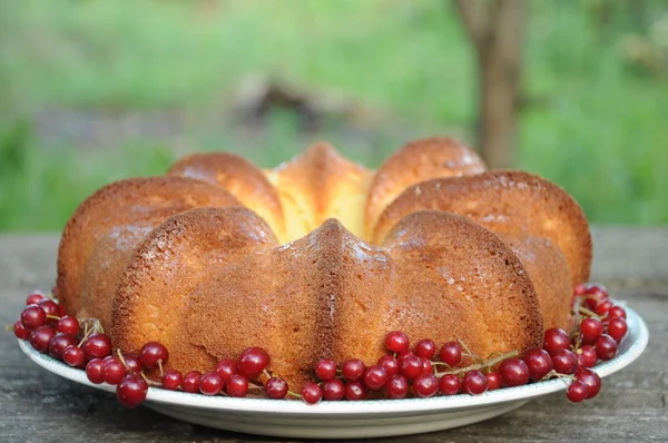 Una deliziosa casa torta con una ciliegia rossa — Foto Stock