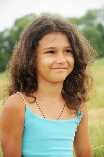 Retrato de uma menina bonita com cabelo comprido — Fotografia de Stock