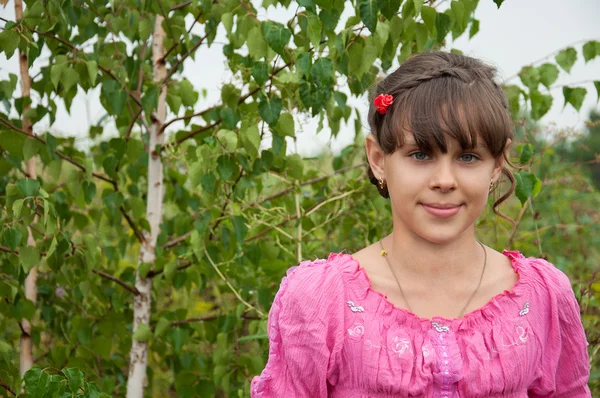 Ruská dívka stojí poblíž bříza — Stockfoto